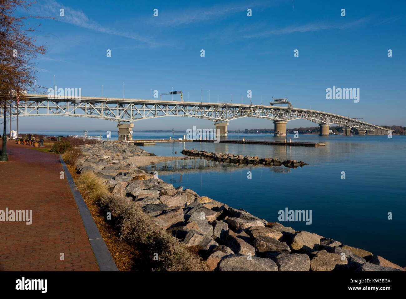 USA Virginia VA la rivière York Yorktown P George Coleman Memorial Bridge Pont tournant double type basculant à Gloucester Point Banque D'Images