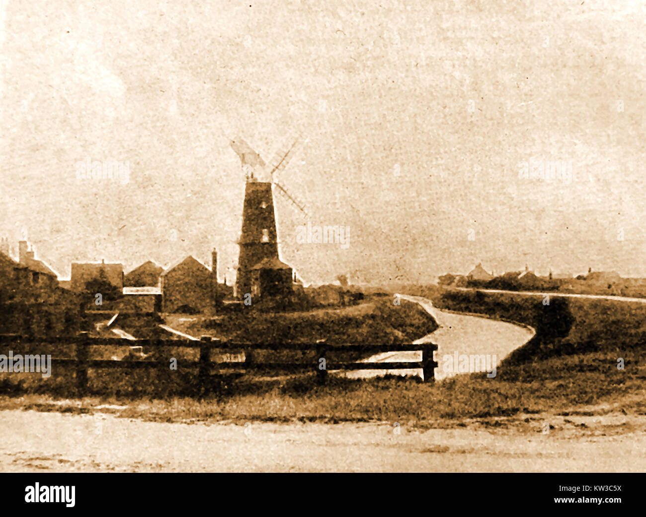 Trusthorpe Mill (wind powered poster/tour de moulin à maïs) près de Mablethorpe, Lincolnshire UK en 1933 Banque D'Images