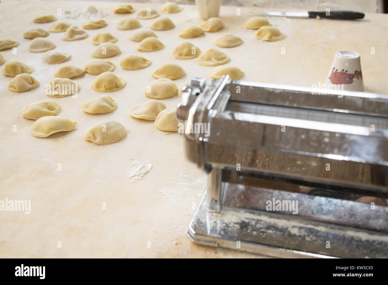 Tortellini à la main faite avec la pâte faite à la maison Banque D'Images