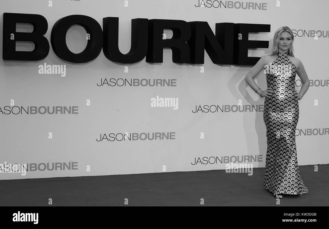 ( Image ) monochrome altérées à Julia Stiles assiste à la première du film Jason Bourne à Londres, le 11 juillet 2016 Banque D'Images