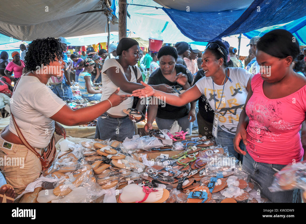 Les femmes chaussures à marchander sur marché plein air à Ouanaminthe, Haïti. Banque D'Images