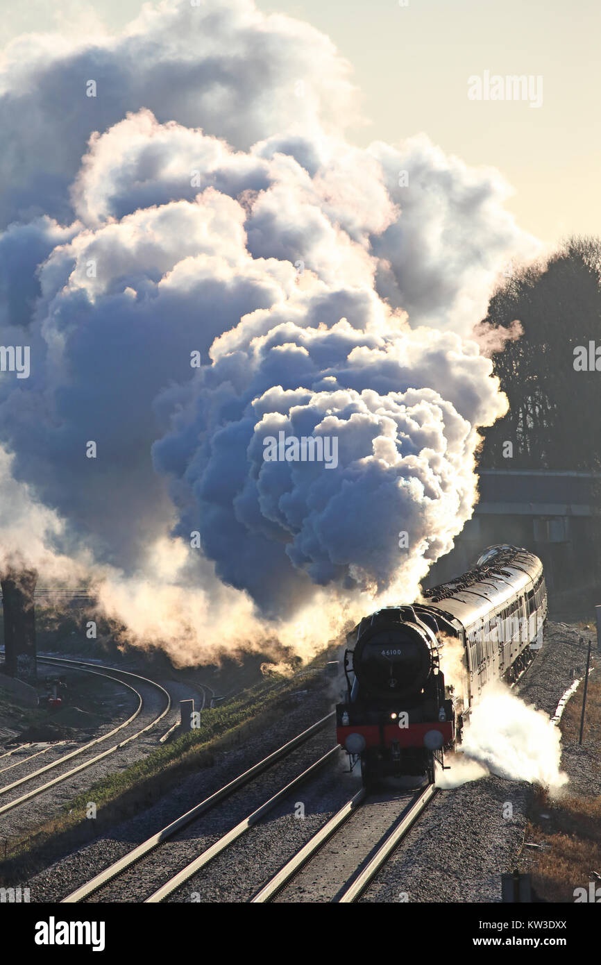 LMS ex Royal Scot class loco no. 46100 'Royal Scot' pouvoirs la voie de Sharnbrook 16/12/2017 Sommet sur l'escorteront avec New York Express. Banque D'Images