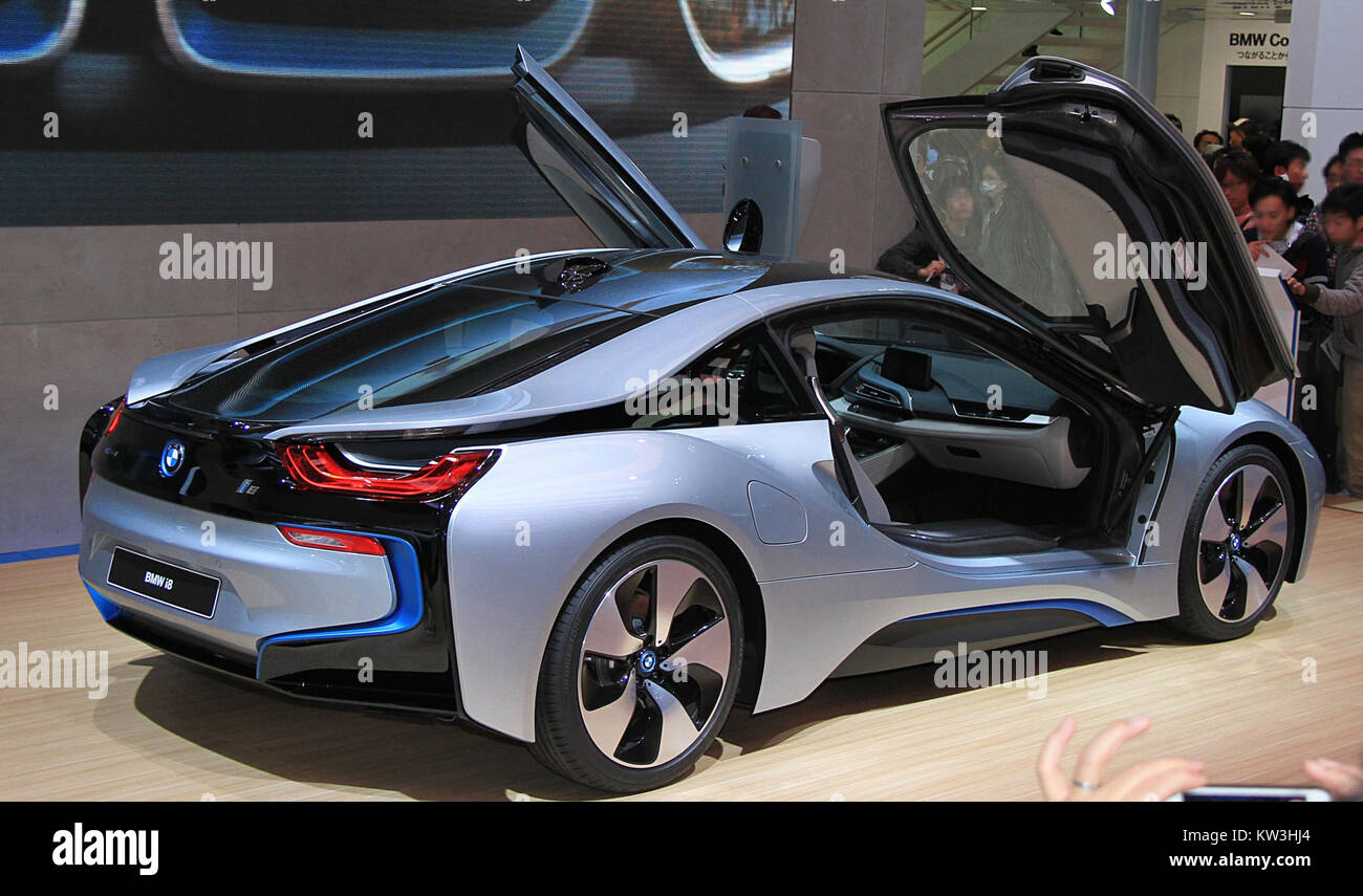La vue arrière de la BMW i8 met en valeur son design futuriste et ses lignes épurées, mettant en évidence l’ingénierie innovante et la technologie hybride écologique de la voiture. Banque D'Images