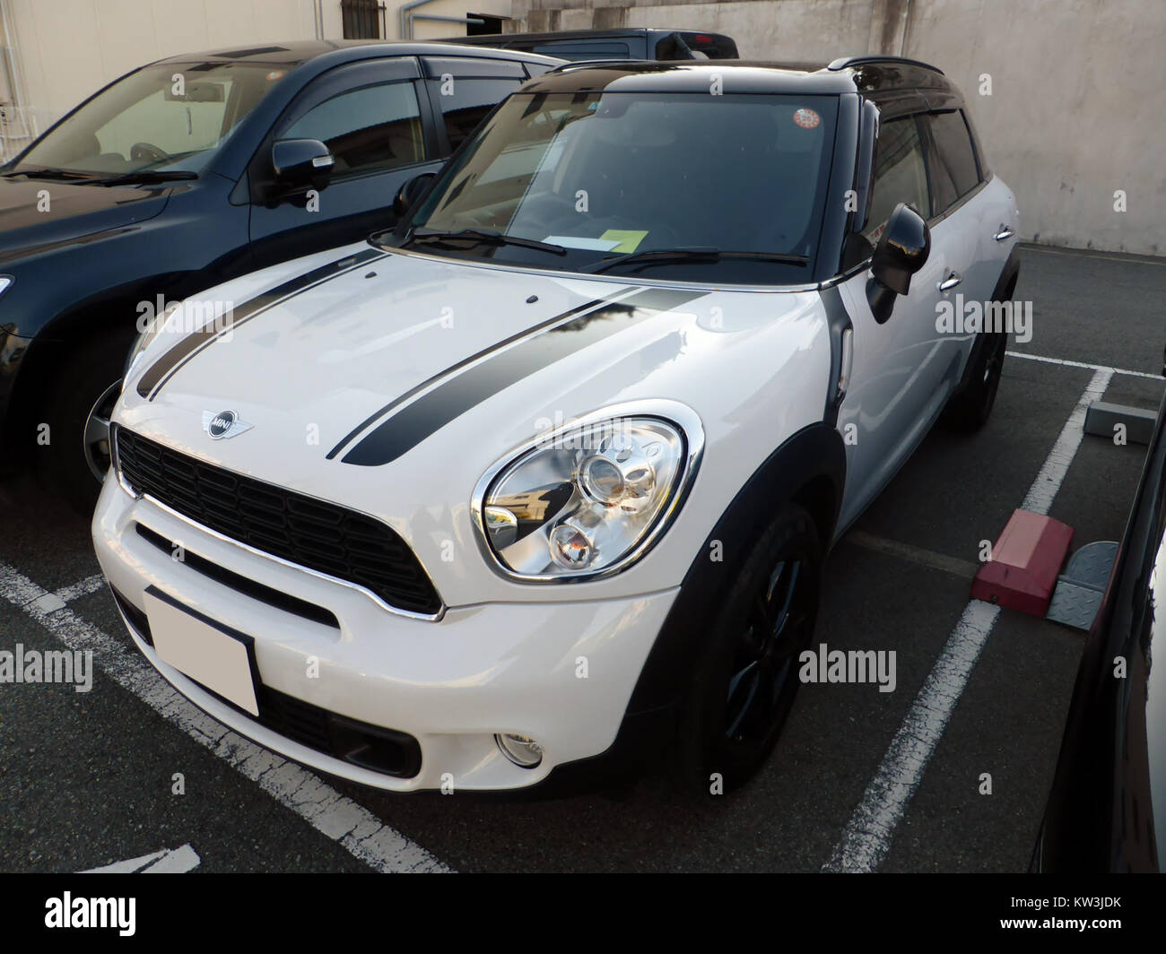 La BMW MINI Countryman S (R60) est un VUS compact de la marque MINI DE BMWâ€™, connu pour son style distinctif, ses performances plus sportives et son design polyvalent. La vue avant présente sa calandre unique, ses phares et sa carrosserie compacte. Banque D'Images