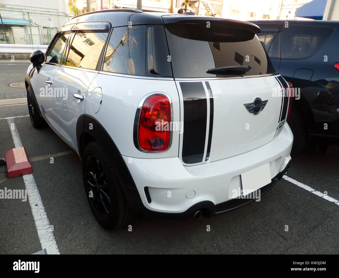 La BMW MINI Countryman S (R60) est un VUS compact reconnu pour son design distinctif, ses performances sportives et ses caractéristiques haut de gamme. Il fait partie de la gamme MINI DE BMW, offrant une combinaison de commodité et de luxe. Banque D'Images