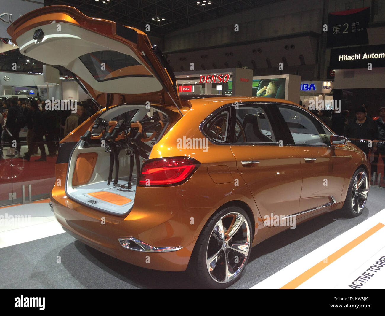 Le BMW concept Active Tourer Outdoor, présenté au salon de l'automobile de Tokyo 2013, présente un design hybride rechargeable compact avec un profil arrière sportif, mettant en valeur la technologie innovante de BMW et l'accent mis sur le style de vie extérieur. Banque D'Images