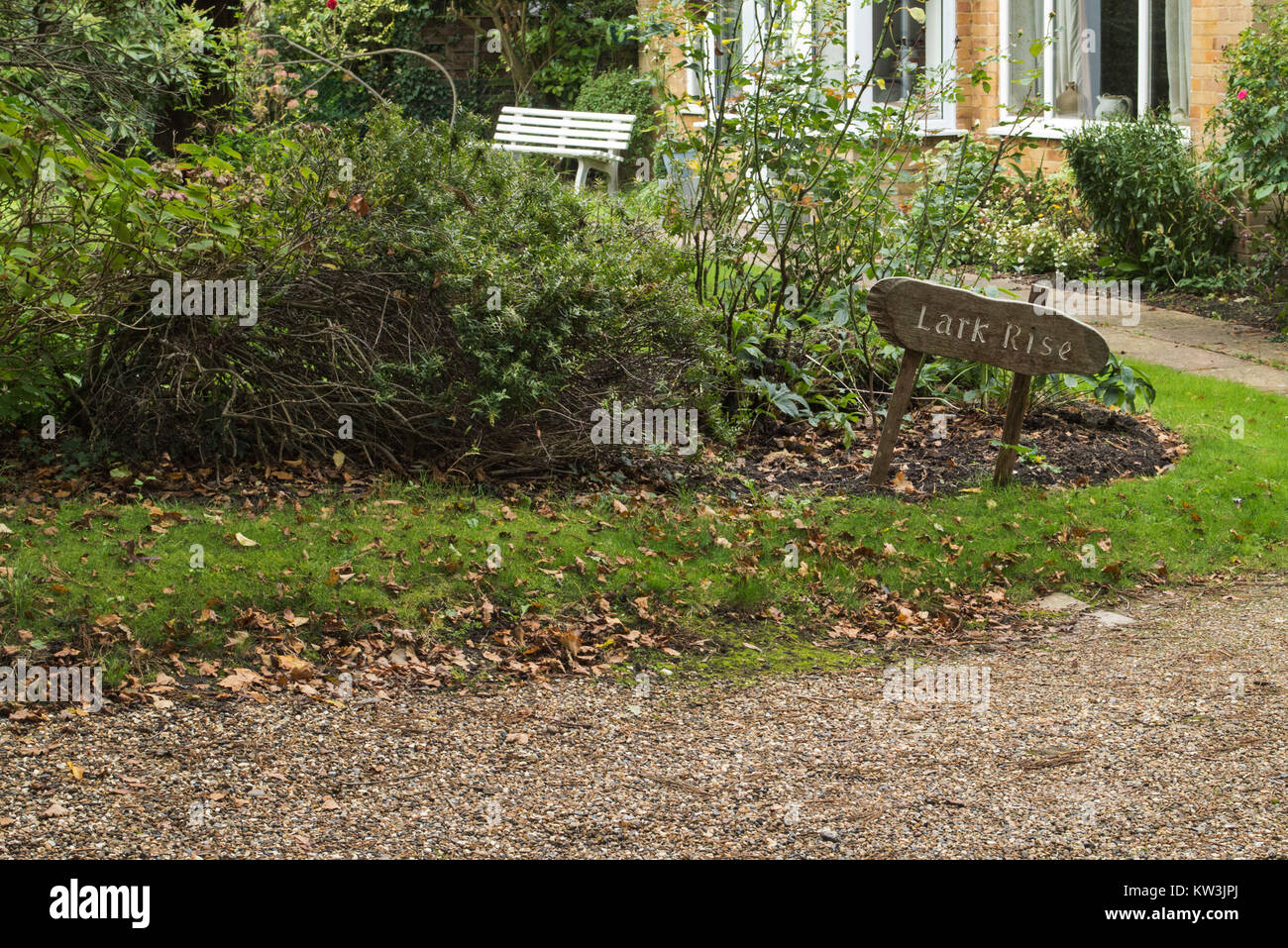 Un milieu glauque, style meurtre/voie d'entrée d'un village de banlieue/chambre doté d''une maison en bois d'amortissement de son enseigne. Banque D'Images