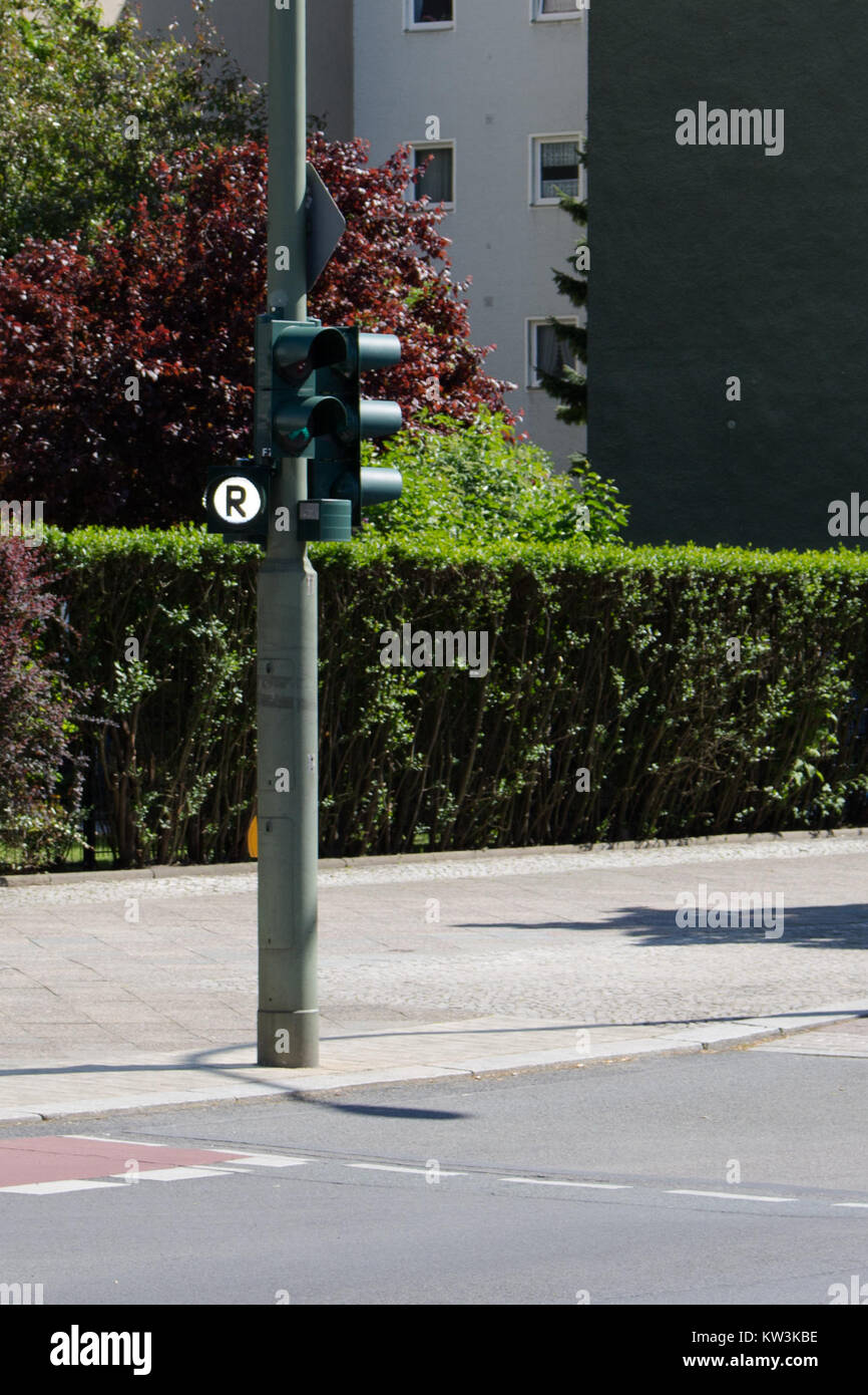 Cette image montre un feu de circulation (Blitzerampel) utilisé pour appliquer les limitations de vitesse en Allemagne. Le dispositif fait partie d'un système conçu pour améliorer la sécurité routière en surveillant automatiquement la vitesse des véhicules et en capturant les infractions. Banque D'Images