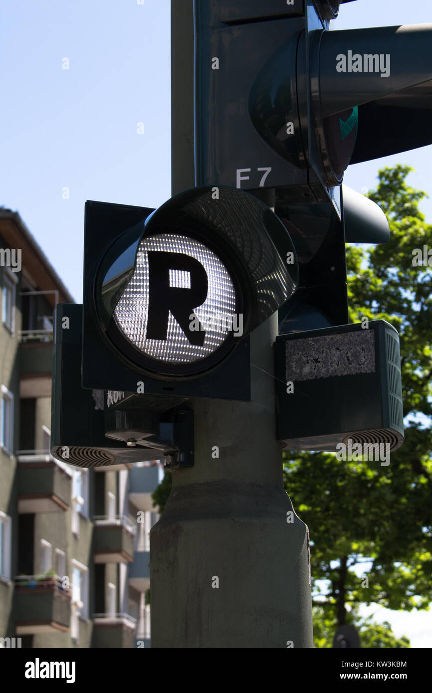 Cette image montre un feu de circulation (Blitzerampel) en service, faisant partie du système de contrôle de la circulation, probablement pris en Allemagne en mai 2014. Banque D'Images