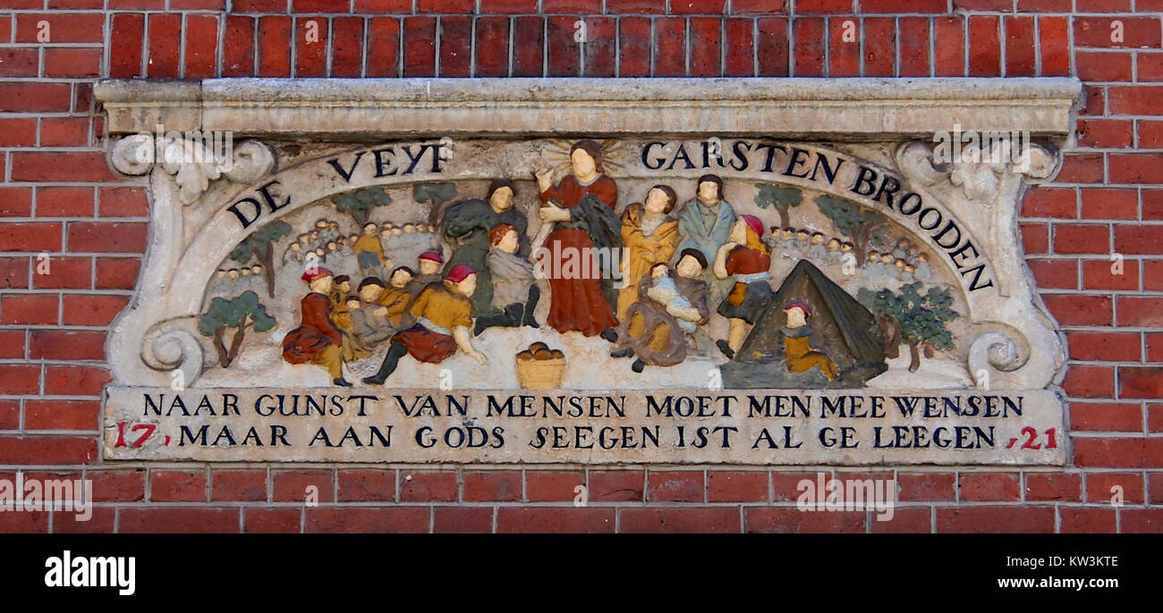 Binnen Dommersstraat No 13 15 est un bâtiment historique à Amsterdam, avec un gevelsteen (pierre de façade) datant de 1721. L'inscription sur la pierre reflète un sentiment religieux, soulignant l'importance de la bénédiction divine. Banque D'Images