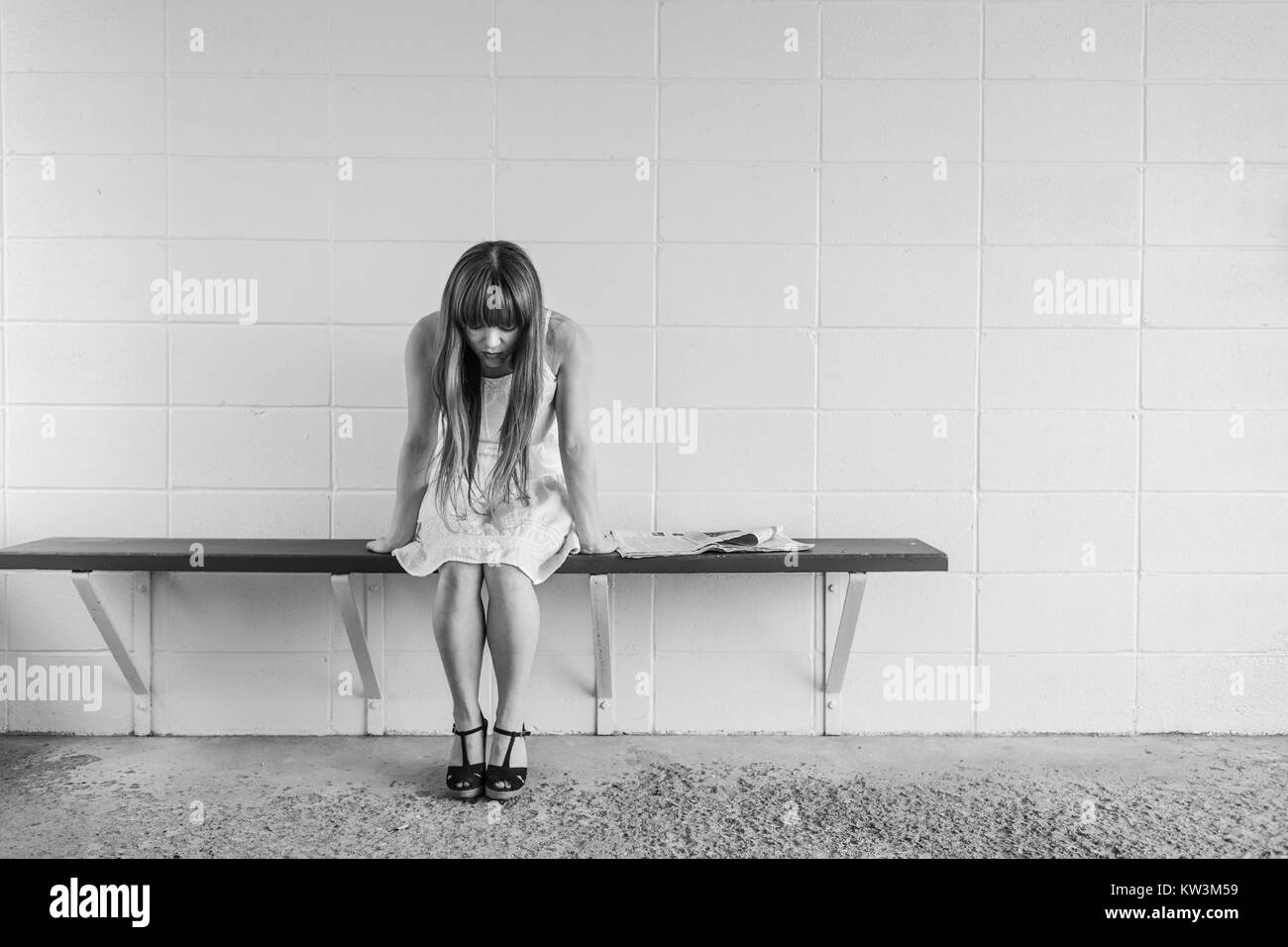 Photographie en noir et blanc représentant une femme et une fille assises ensemble, probablement du milieu du XXe siècle. L'image capture leur interaction et le style photographique de l'époque. Banque D'Images