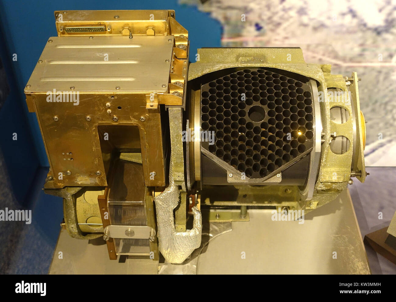 Cette image montre le capteur Block 5A, un capteur de balayage de ligne de satellite météorologique développé par Westinghouse en 1967 pour le programme DMSP. Il faisait partie d'un progrès important dans la technologie d'observation météorologique. Banque D'Images