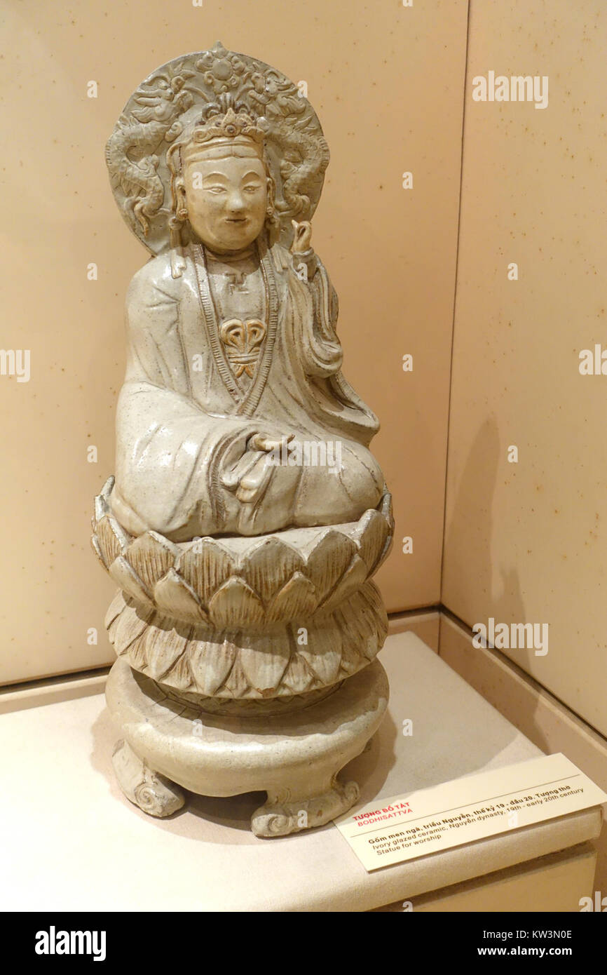 Une sculpture en céramique vitrée ivoire du XIXe siècle représentant le Bodhisattva, représentant l'art bouddhiste sous la dynastie Nguyen, exposée au Musée national d'histoire vietnamienne à Hanoi. Banque D'Images
