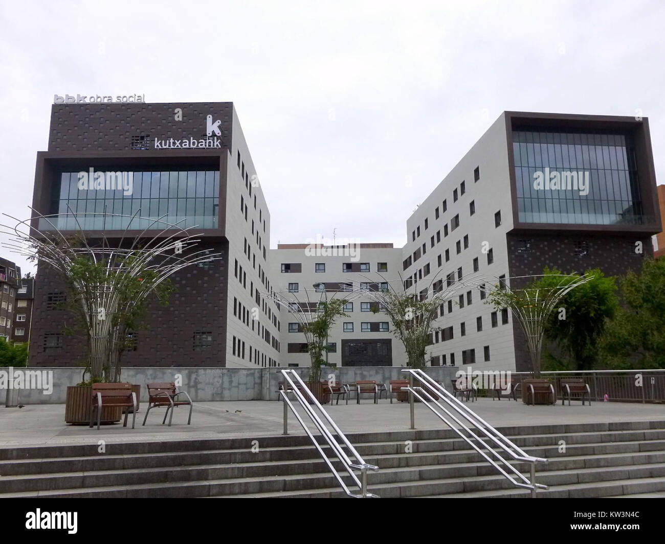 Bilbao Centro BBK Sarriko, situé à Bilbao, en Espagne, est un centre éducatif offrant divers cours et activités culturelles. La photographie illustre l'architecture moderne du bâtiment, reflétant l'engagement de la ville en faveur de l'éducation et du développement culturel. Banque D'Images