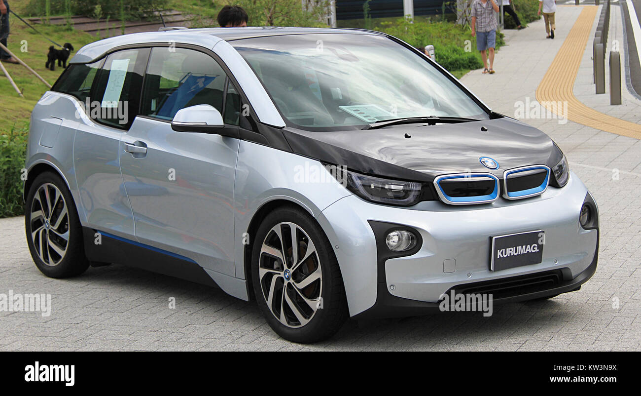 La BMW i3, une voiture électrique connue pour son design durable et son utilisation innovante des matériaux, dans le cadre des efforts de BMW dans le développement de véhicules électriques. Banque D'Images