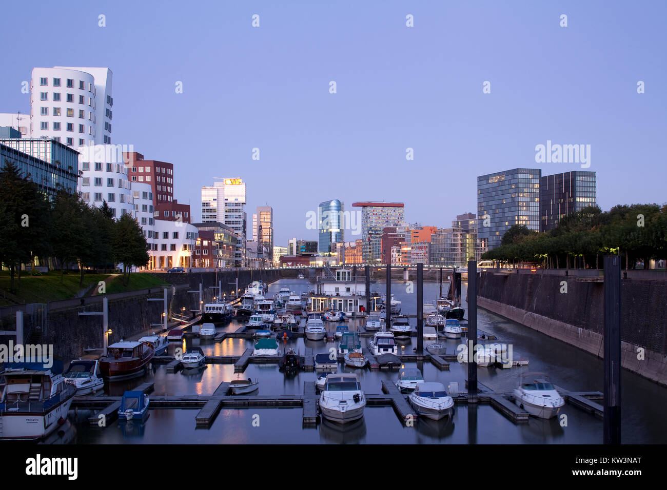 La ce que l'on appelle des 'edienhafen', un ancien port industriel au bord du Rhin à Düsseldorf, Allemagne Banque D'Images