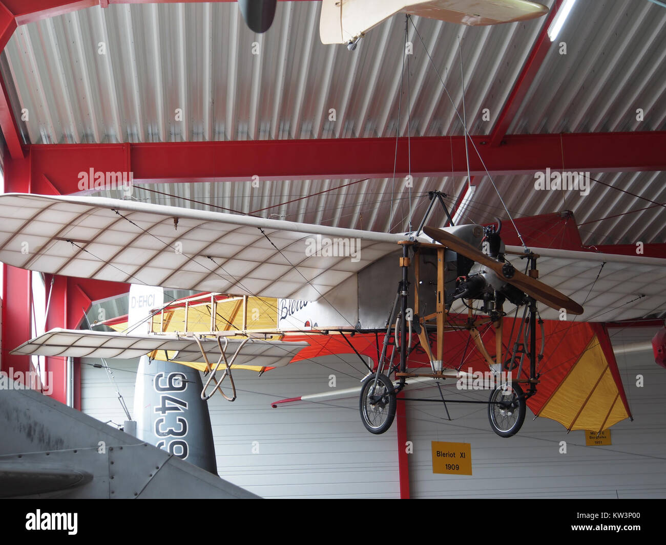 Le Blériot XI est un monoplan pionnier qui a été piloté pour la première fois en 1909 par Louis Blériot. Cette image a été prise au Flugausstellung Hermeskeil, mettant en valeur l’un des premiers jalons de l’aviation. Banque D'Images