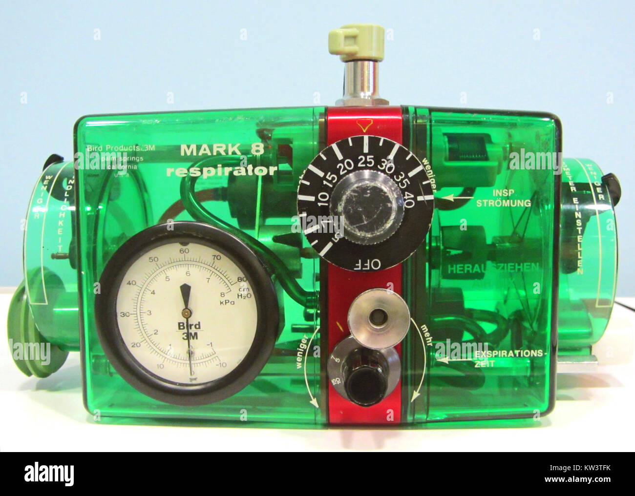 Le masque médical Bird Mark 8 était un appareil médical pionnier utilisé pour la respiration artificielle. Développé au début du XXe siècle, il est devenu un outil essentiel dans le domaine des soins respiratoires, sauvant d'innombrables vies. Banque D'Images