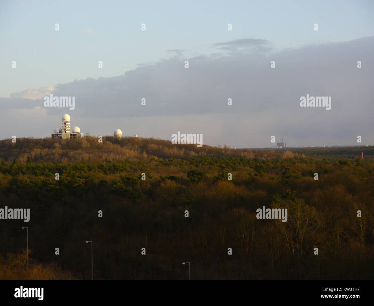 Cette photographie capture la vue depuis un immeuble de grande hauteur sur Pichelsberg, montrant une perspective panoramique vers Teufelsberg. Situé à Berlin, en Allemagne, l'image met en valeur les paysages contrastés, combinant l'architecture urbaine avec la beauté naturelle de la région environnante. Banque D'Images