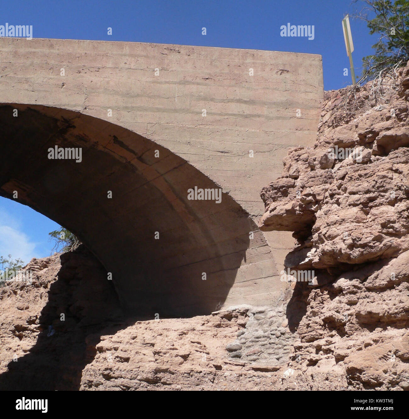 Le Black Hills Back Country Byway est une route pittoresque dans la région des Black Hills, offrant aux voyageurs des vues à couper le souffle. Ce passage supérieur spécifique fait partie de la route, située à l'extrémité nord de la route, donnant accès à la beauté naturelle de la région. Banque D'Images
