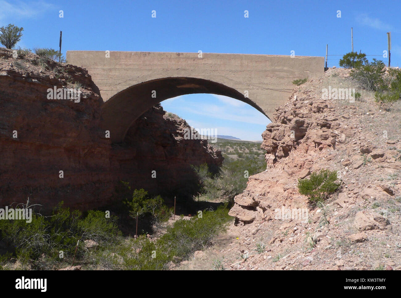 Vue du passage supérieur de la Black Hills Back Country Byway, prise du sud-est, montrant sa structure et le paysage environnant. Banque D'Images