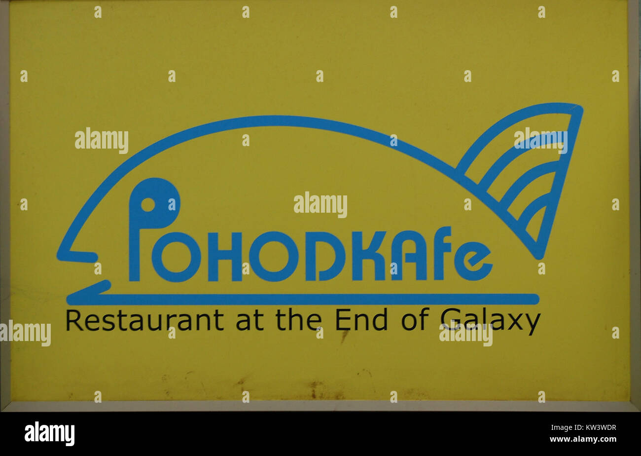 Restaurant à la fin de la Galaxie fait référence à un établissement à thème, peut-être inspiré par la science-fiction ou des concepts futuristes. Il incorpore probablement la conception de l'âge spatial ou des références à l'espace extra-atmosphérique dans son ambiance et son menu. Banque D'Images