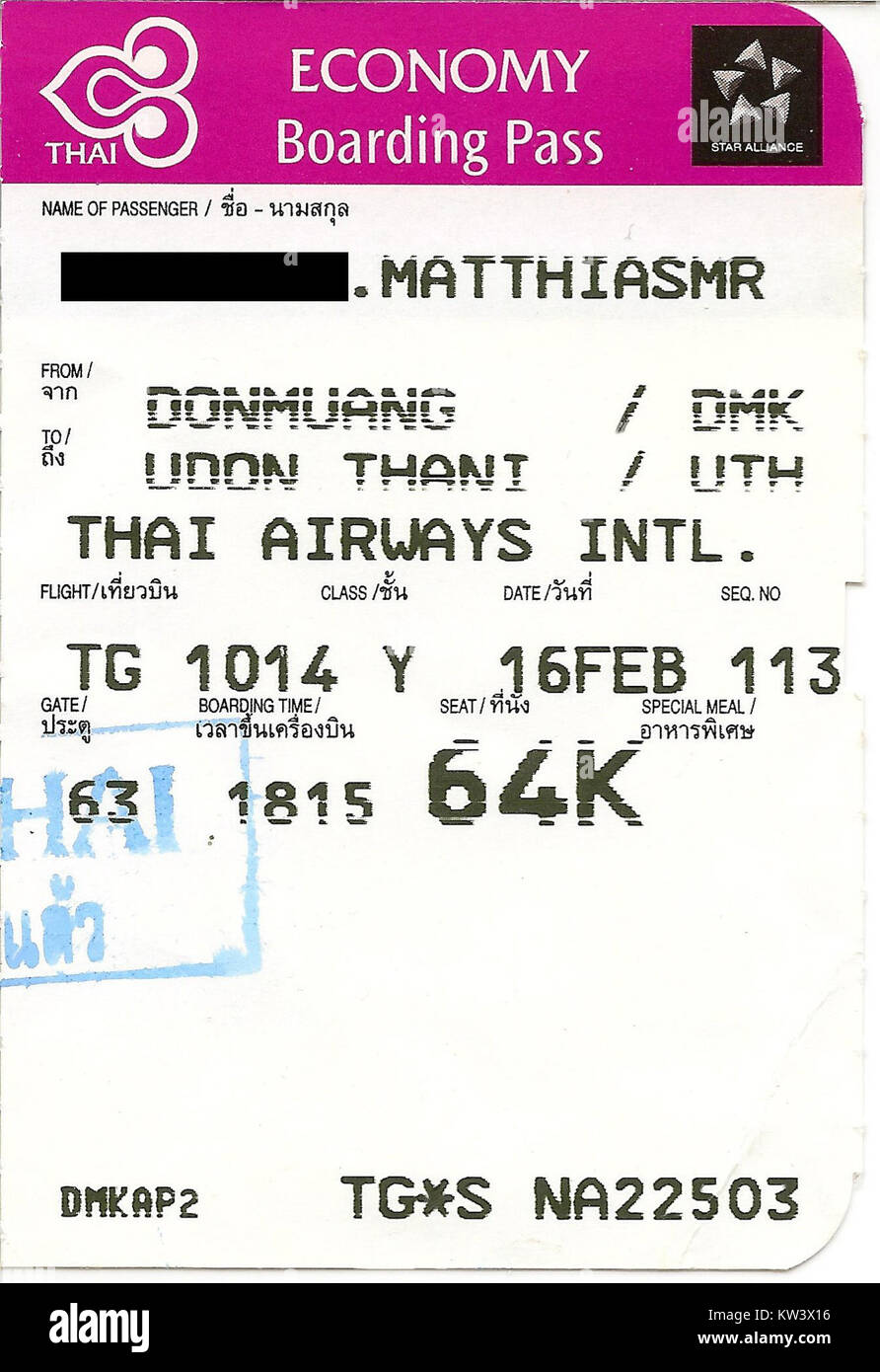 Cette image représente une carte d'embarquement pour un vol national avec Thai Airways, avec des informations essentielles sur le vol, y compris le numéro de vol, les villes de départ et d'arrivée et les informations sur les passagers. Le pass sert de billet pour les itinéraires domestiques de la compagnie aérienne en Thaïlande. Banque D'Images