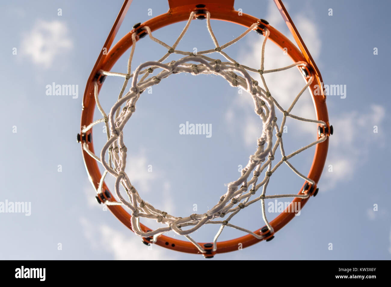 Cette image présente un basket-ball américain, couramment utilisé dans les jeux de basket-ball professionnel, caractérisé par sa couleur bleue distinctive. Il représente des équipements sportifs pour le jeu de basket-ball. Banque D'Images