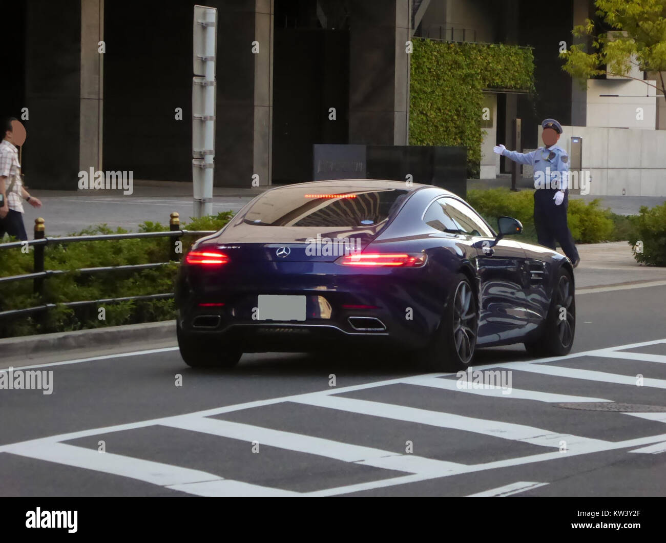 Une vue arrière de la Mercedes AMG GT S (C190), mettant en valeur son design élégant et ses caractéristiques de haute performance. La voiture est un véhicule de sport de luxe connu pour son moteur puissant et son design moderne. Banque D'Images