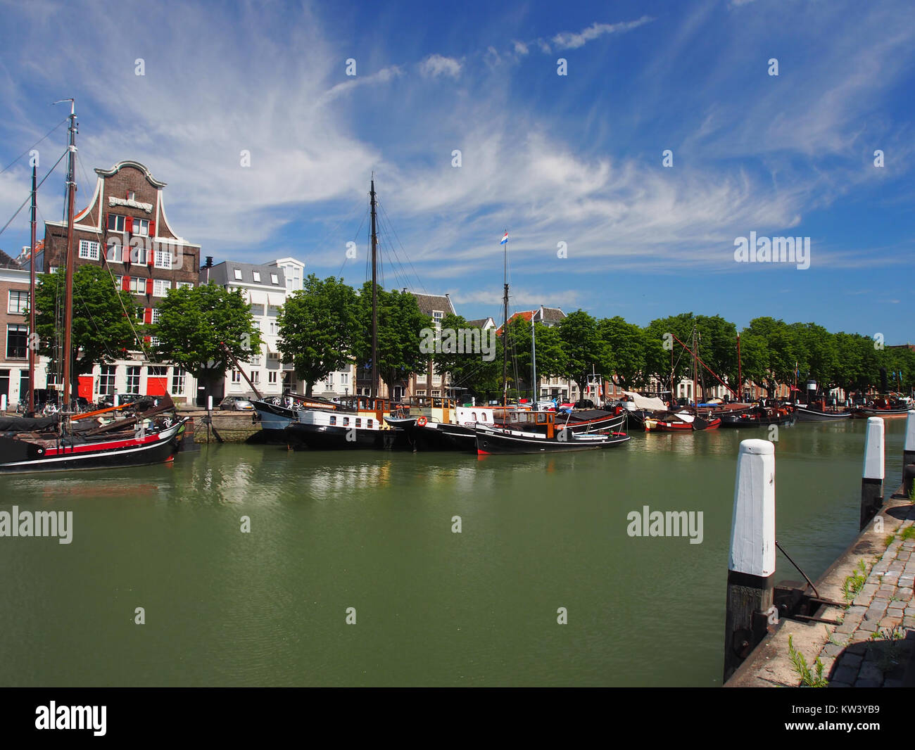 Une vue de Binnenhaven, Dordrecht, mettant en valeur le rôle du port dans le commerce et le transport régionaux, reflétant les activités économiques de la région. Banque D'Images