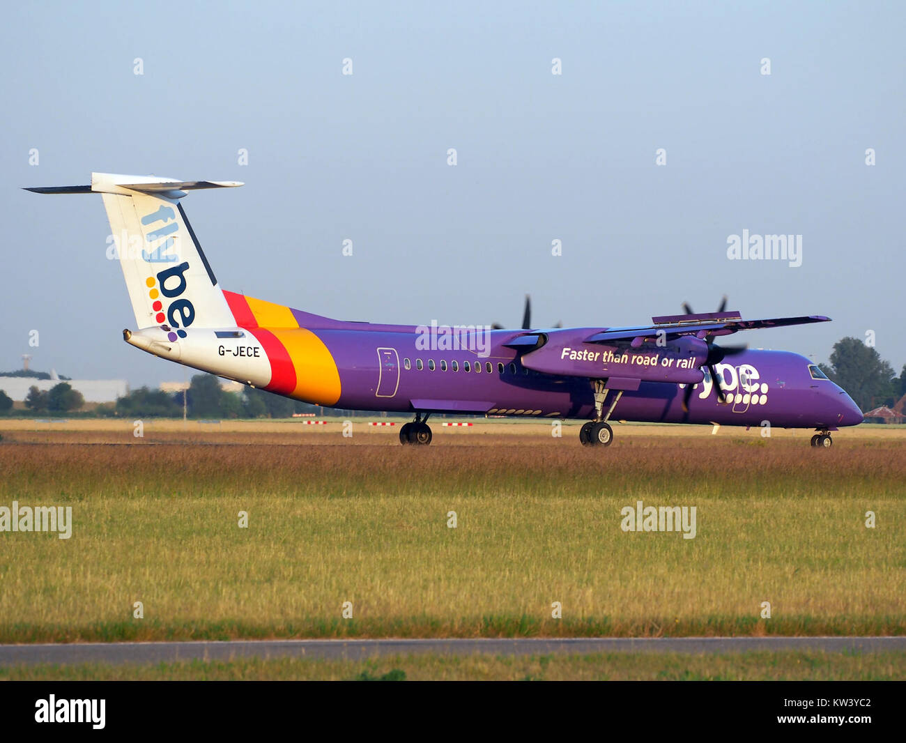 Le Bombardier Dash 8 Q402 est un avion turbopropulsé exploité par Flybe. Cette image montre l'avion atterrissant à l'aéroport de Schiphol à Amsterdam, aux pays-Bas, montrant le train d'atterrissage et l'approche de l'avion. Banque D'Images