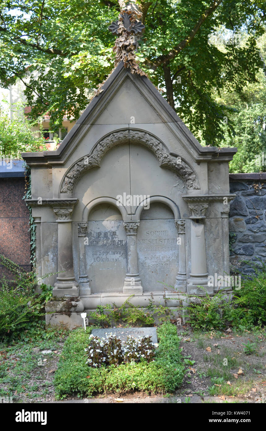 Le Bockenheim Neuer Friedhof est un cimetière historique de Francfort, en Allemagne, avec des tombes notables telles que Grab 2a 6 7, marquées par une pierre Kieselstein. Le cimetière est connu pour son importance culturelle et historique. Banque D'Images