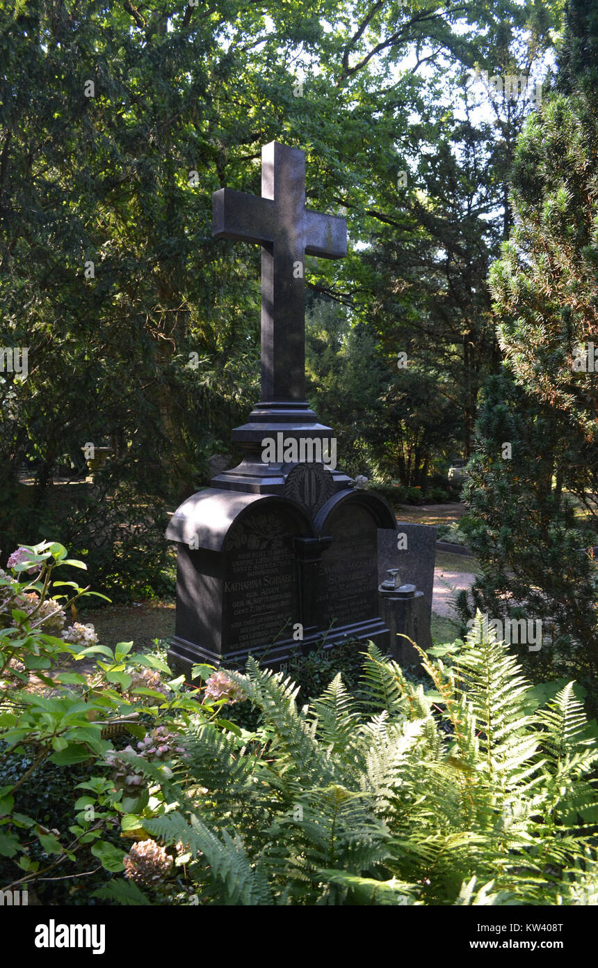 Ce titre fait référence à un site funéraire au Neuer Friedhof (Nouveau cimetière) à Bockenheim, en Allemagne. Le site de la tombe est identifié par l'inscription 'Schnabel Gerlach', indiquant une parcelle familiale. Banque D'Images