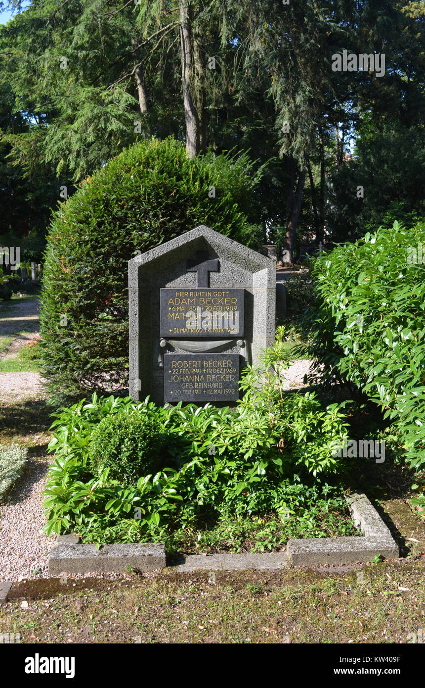 Ce titre fait référence à une tombe située dans le Neuer Friedhof (Nouveau cimetière) à Bockenheim, en Allemagne, avec l'inscription de Becker. Il indique probablement un lieu de sépulture historique ou notable dans le cimetière. Banque D'Images