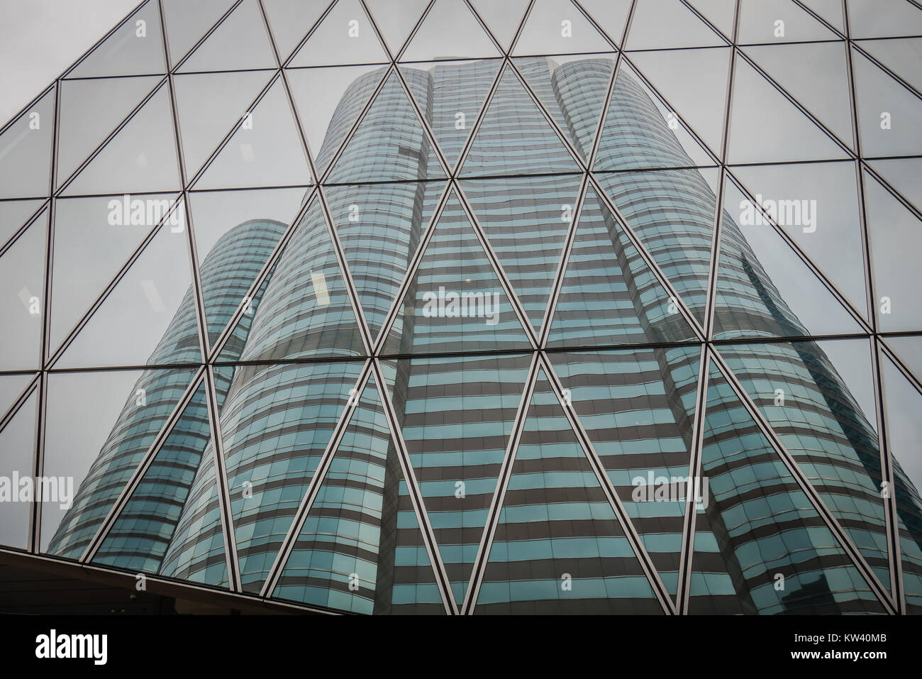 Reflet d'une tour à bureau sur un immeuble de bureaux en verre Banque D'Images
