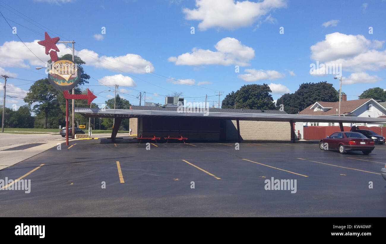 Big Star Drive-In est un restaurant historique de Kenosha, Wisconsin, connu pour son expérience nostalgique de restauration en voiture et sa restauration rapide américaine classique. Banque D'Images