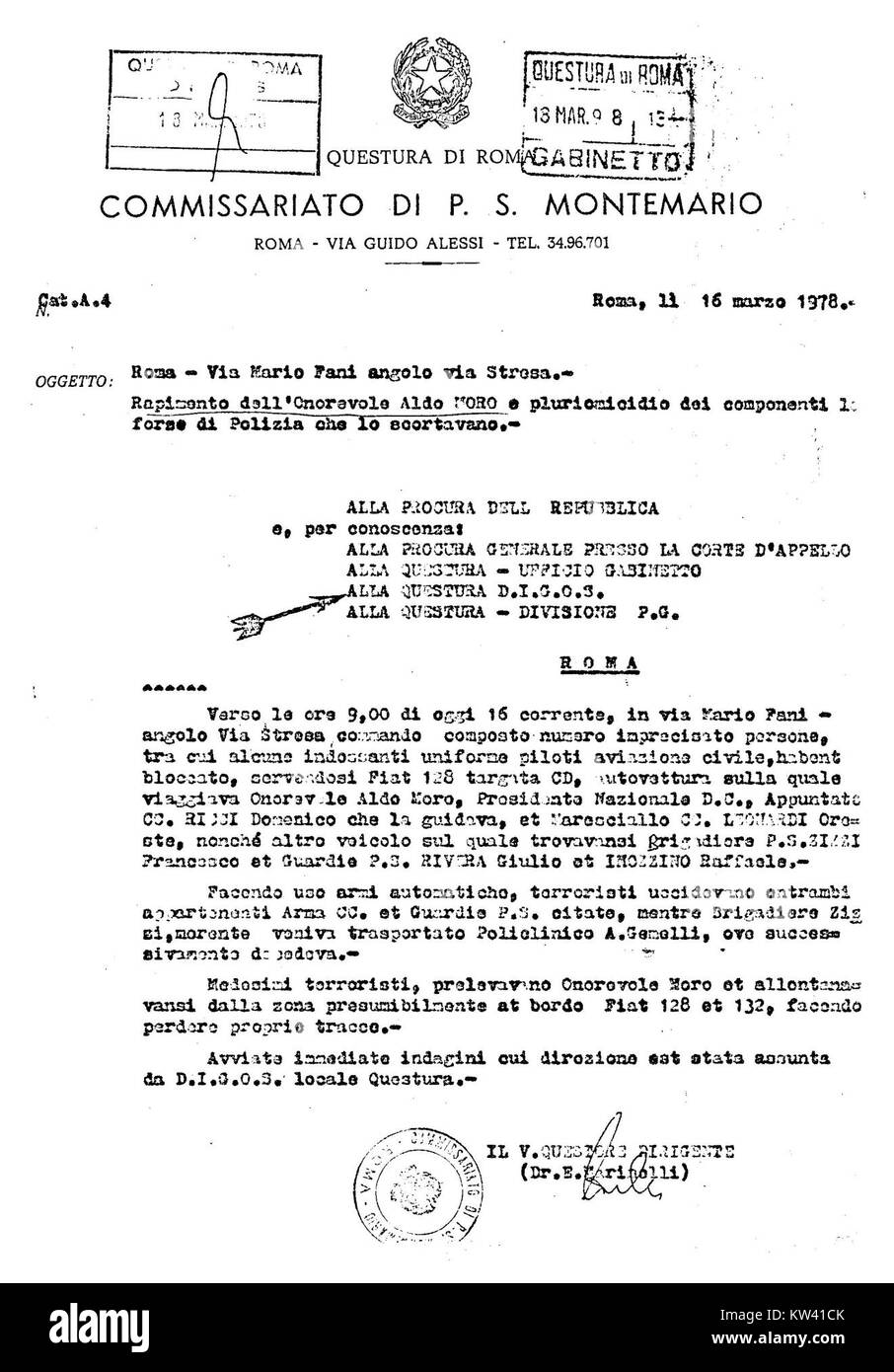 Le Relazione di servizio ps est un document daté du 16 mars 1978, qui détaille un rapport de service de police. Il offre un aperçu des activités d'application de la loi et des procédures administratives au cours de cette période, probablement liées à une affaire criminelle ou de sécurité. Banque D'Images