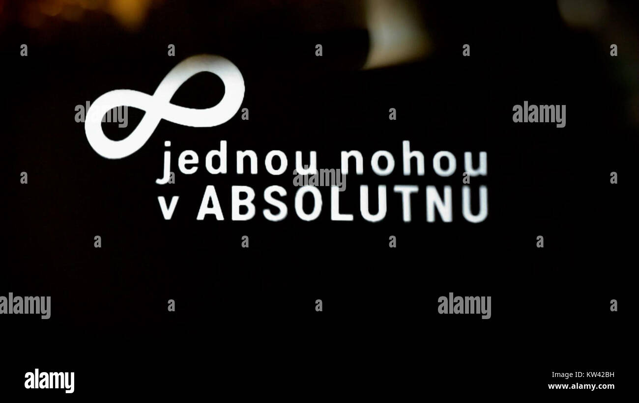 Logo de la série documentaire 'Jednou nohou v Absolutnu', produite par l'Université technique tchèque et la télévision tchèque, présentant des découvertes et des expériences scientifiques. Banque D'Images