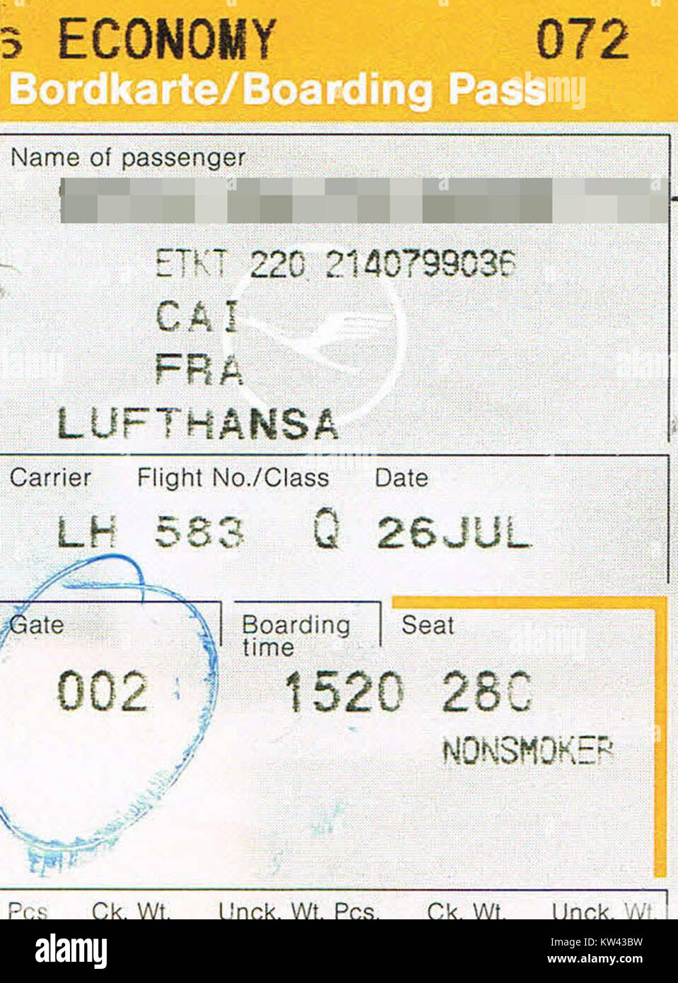 Cette carte d'embarquement Lufthansa, datée du 26 juillet 2008, représente un vol du Caire à Francfort. Il contient des informations standard, y compris le numéro de vol, l'itinéraire et la date du voyage. Banque D'Images