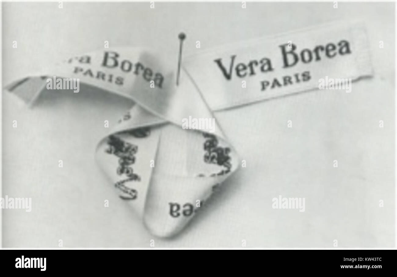 VERA BOREA est une marque de mode associée à la mode haut de gamme à Paris. Le logo présente le nom de la marque avec un design qui comprend un élément de ruban, indiquant le luxe et l'élégance typiques de la couture parisienne du milieu du XXe siècle des années 1950 Banque D'Images