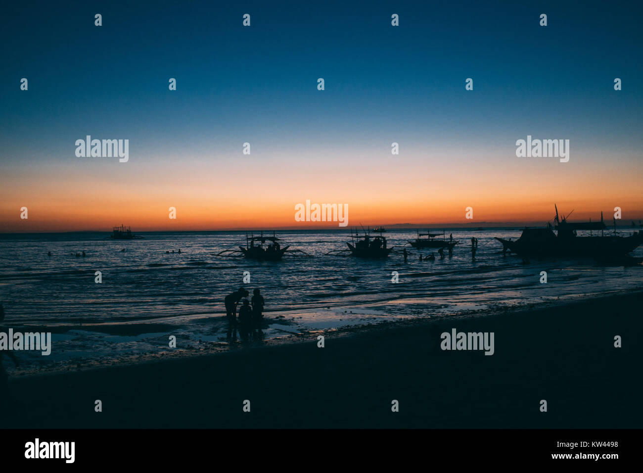 Boracay est une île populaire située à Malay, aux Philippines, connue pour ses plages de sable blanc, ses eaux claires et son industrie touristique dynamique. C'est une destination bien connue pour la détente et les loisirs. Banque D'Images
