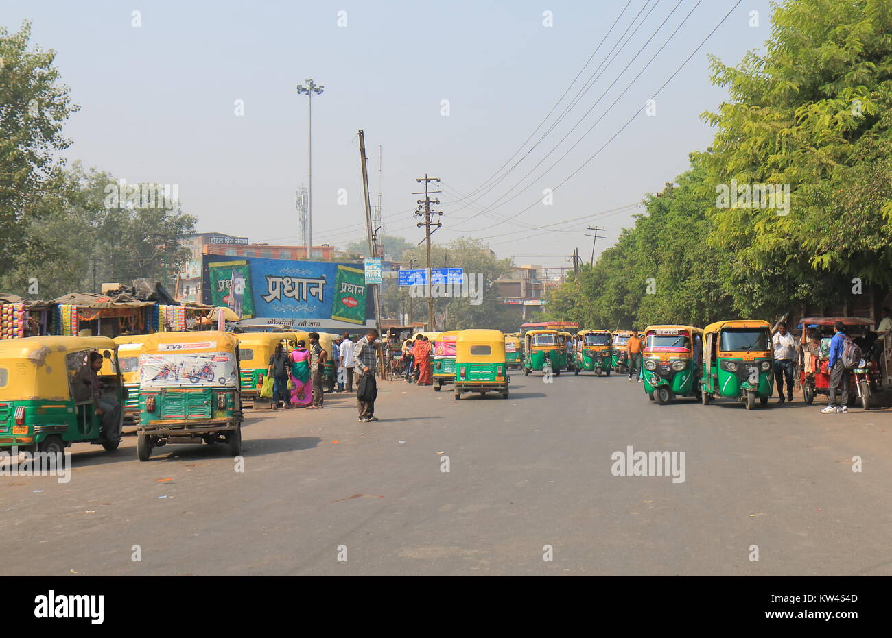 Les motos taxis tuk tuk se passengersin centre-ville d'Agra en Inde. Banque D'Images