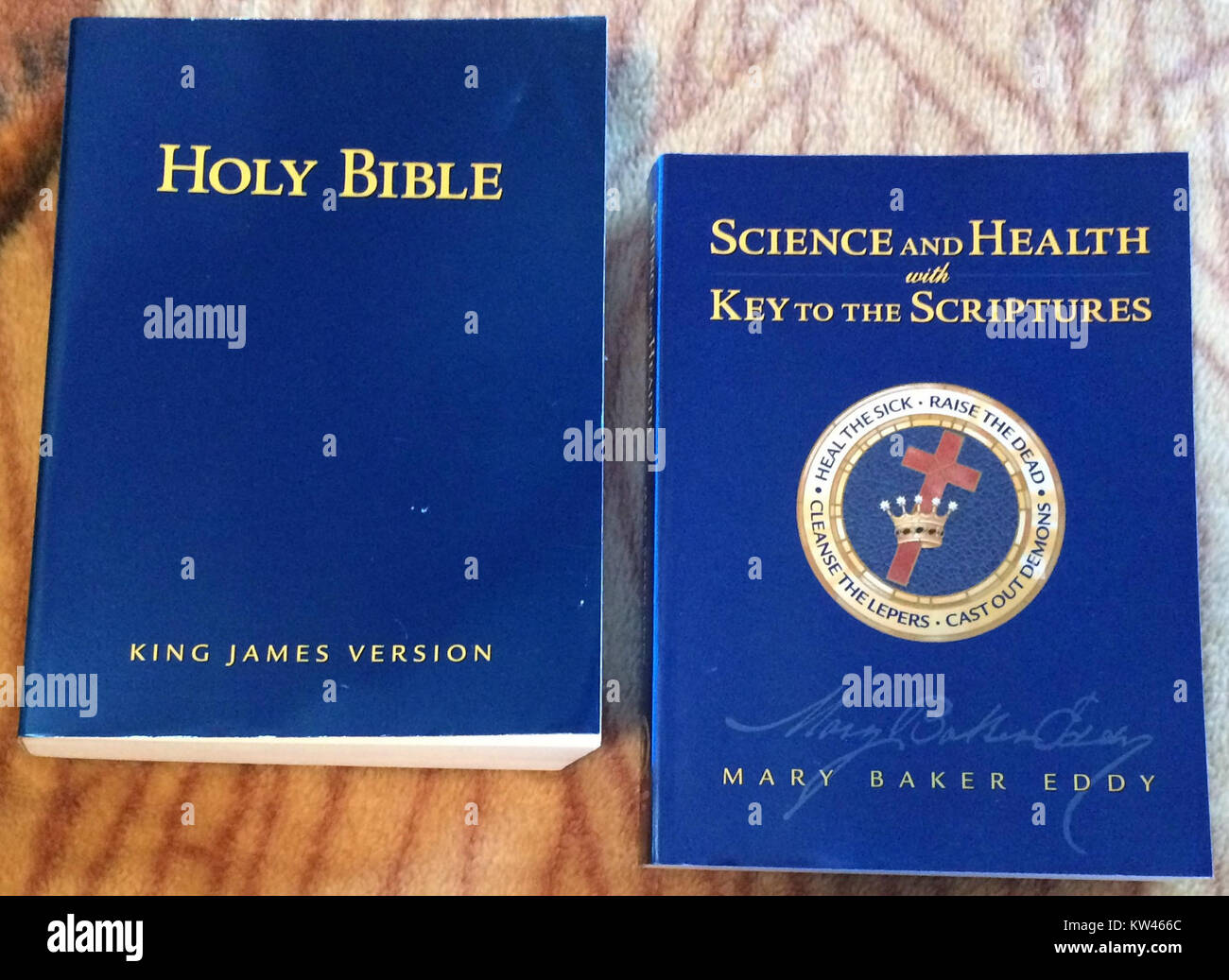 Ce travail explore l'intersection de la Bible avec les concepts scientifiques et la santé. Il peut mettre en évidence comment les textes religieux abordent les thèmes du bien-être, de la santé spirituelle et de la relation entre la science et la foi. Banque D'Images