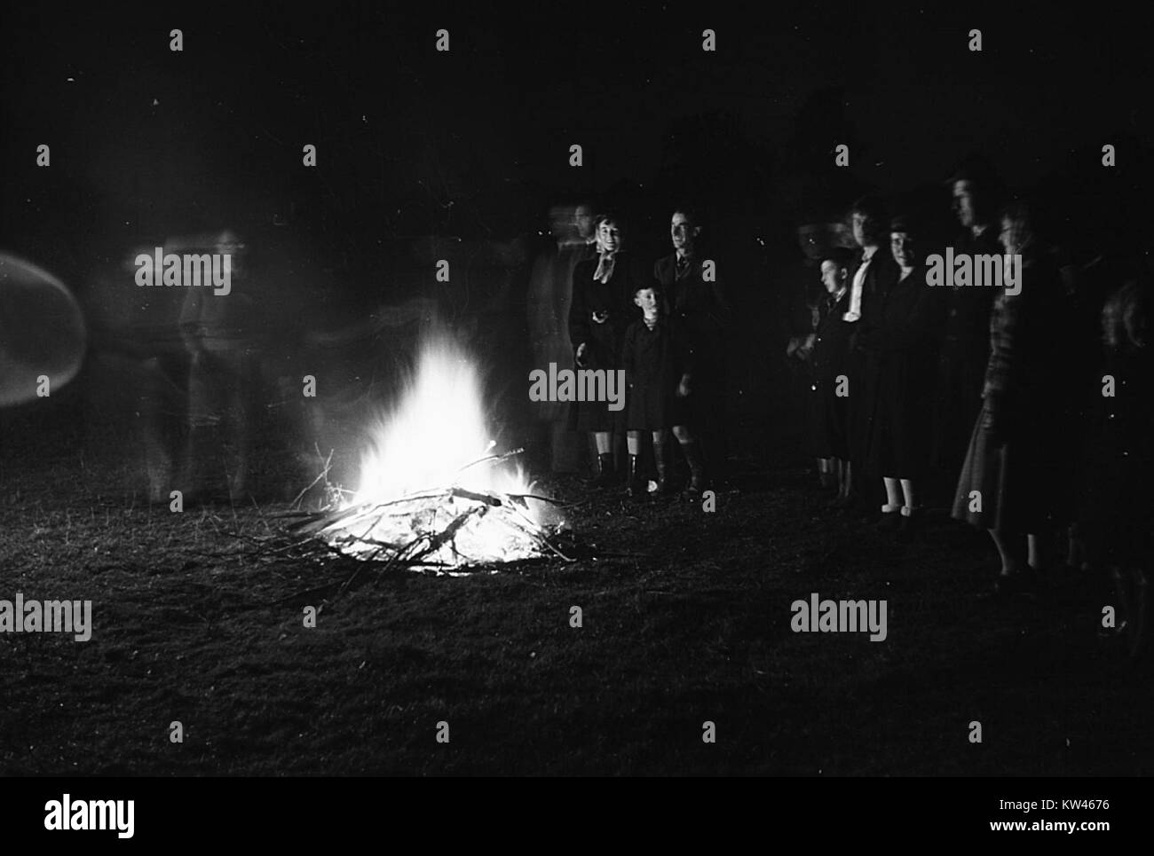 Une photographie de la soirée Bonfire en 1949 pour le personnel des Children of Woodall’s Newspapers, présentant un événement britannique traditionnel. Banque D'Images