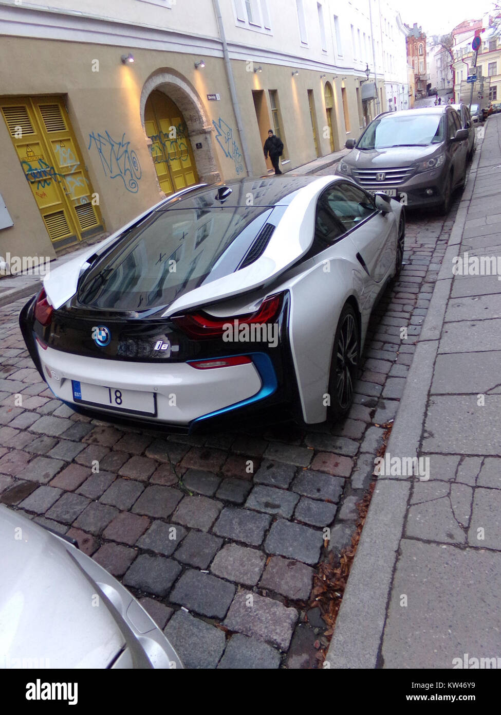 La BMW i8, une voiture de sport hybride, est présentée à Tallinn, en Estonie. La i8 représente une technologie automobile avancée avec son design futuriste et ses caractéristiques écologiques. Banque D'Images