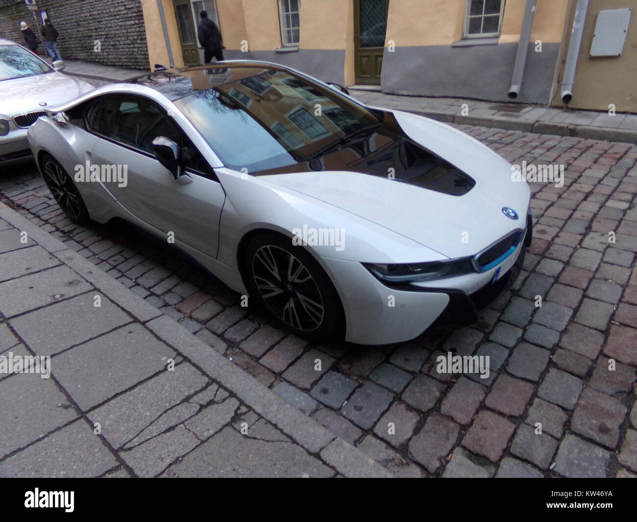 La BMW i8 est une voiture de sport hybride rechargeable connue pour son design futuriste et sa technologie avancée. Ce modèle particulier est vu à Tallinn, Estonie, mettant en valeur son apparence élégante et ses performances écologiques. La i8 allie ingénierie haute performance et durabilité, ce qui en fait un véhicule remarquable dans le segment des voitures de luxe. Banque D'Images