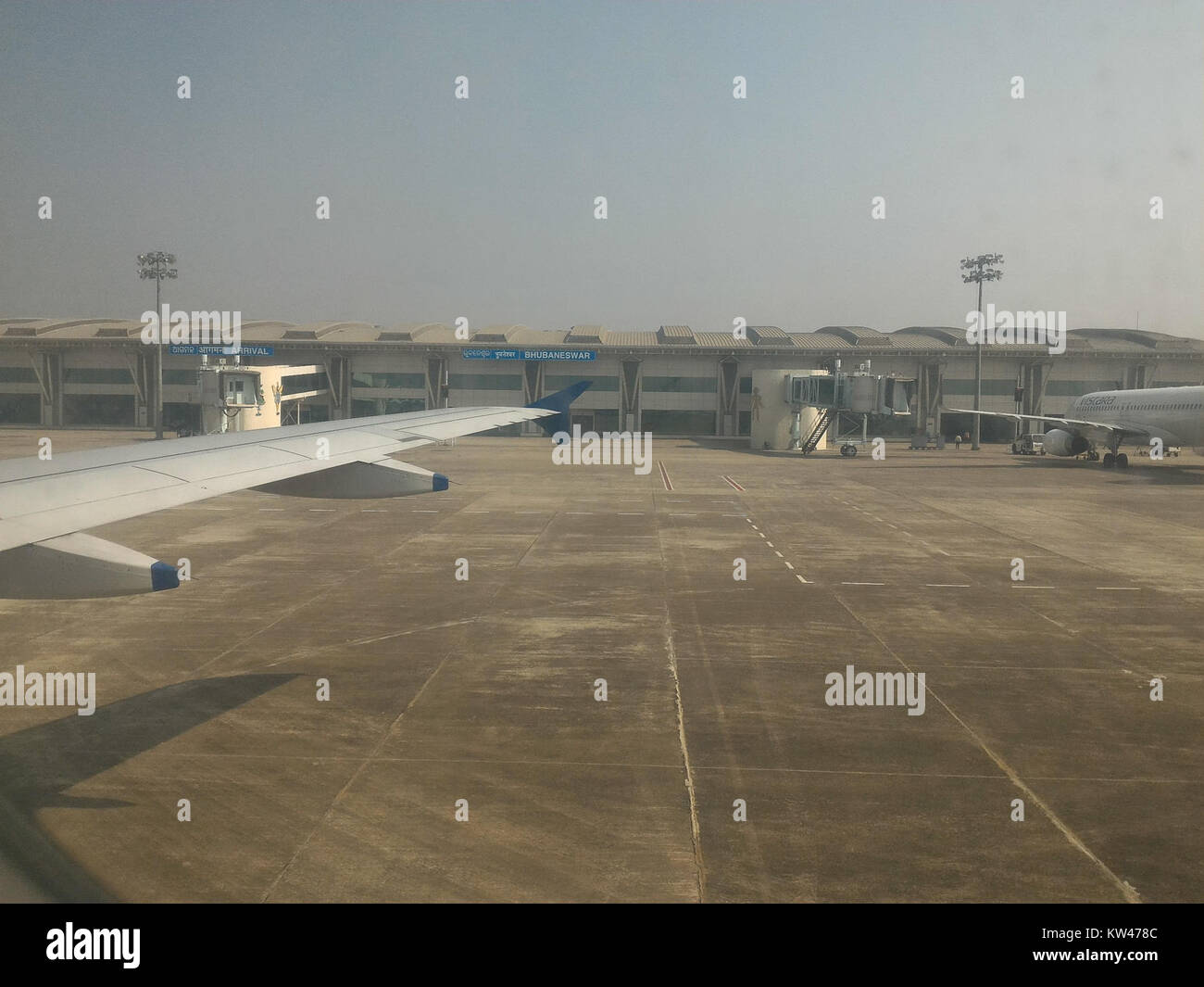 Une vue de l'aéroport de Bhubaneswar prise d'un vol, mettant en valeur l'infrastructure de l'aéroport et le paysage environnant de Bhubaneswar, en Inde. Banque D'Images