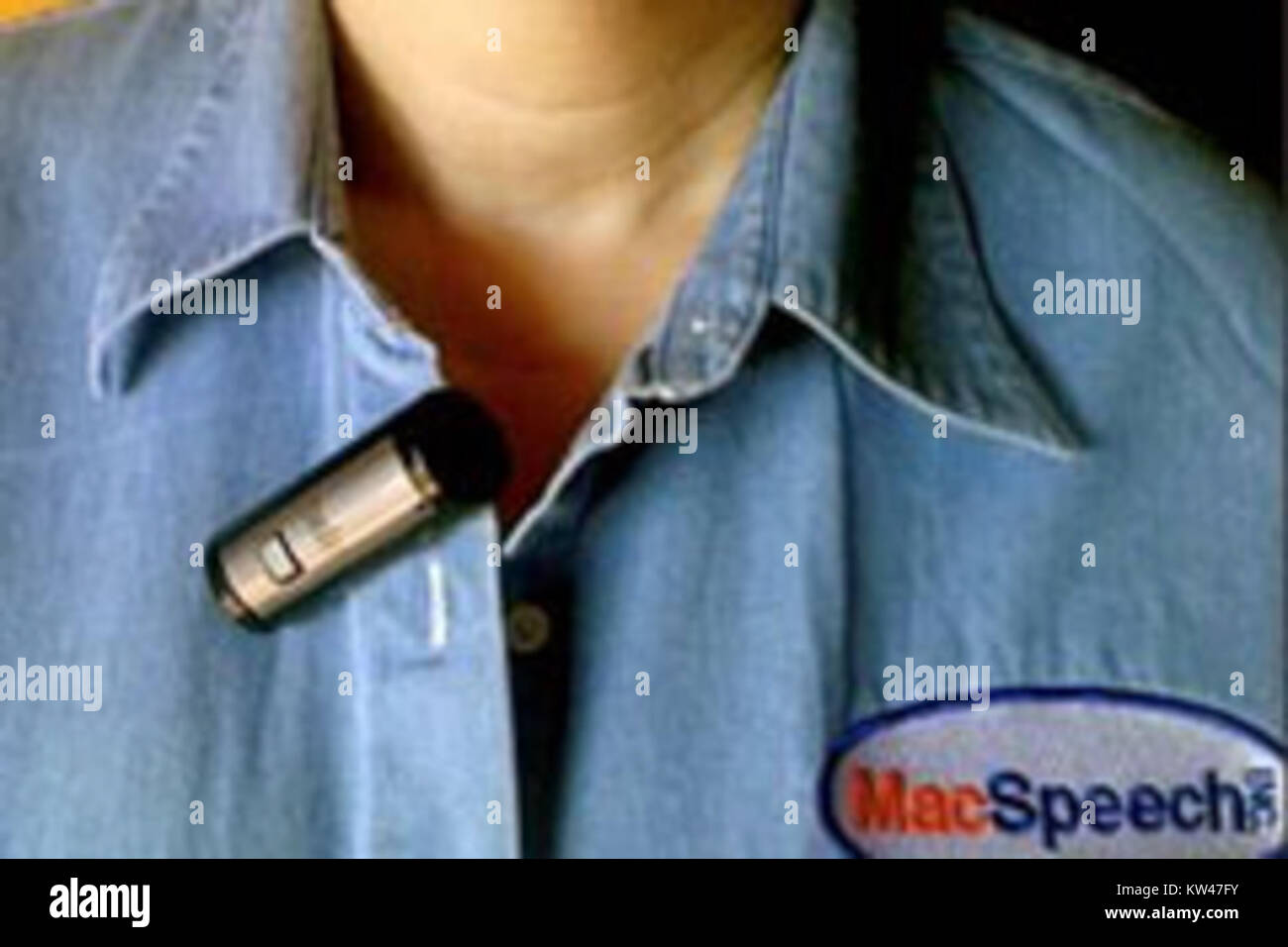 La chemise MacSpeech est un vêtement spécialisé conçu pour être utilisé avec un logiciel de reconnaissance vocale. Il permet aux utilisateurs d'interagir avec leurs appareils par le biais de commandes vocales, offrant une expérience mains libres pour diverses tâches. Banque D'Images