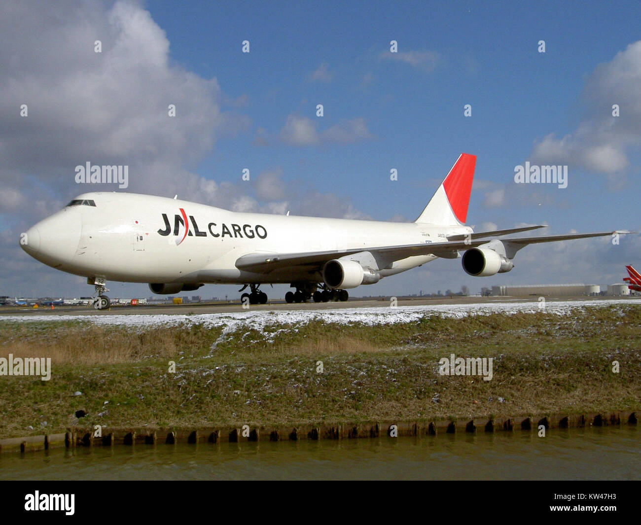 Le Boeing 747 JAL Cargo est montré en vol, soutenant les opérations de l'UNICEF. Ce partenariat souligne le rôle du transport aérien dans les efforts humanitaires, en particulier dans le secteur de l'aide et des secours. Banque D'Images