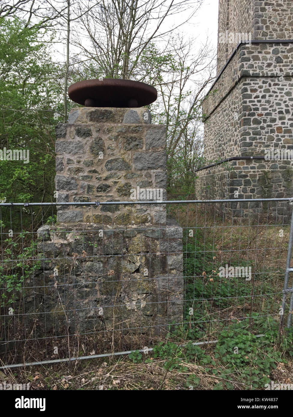 Le Bismarckturm de Darmstadt, en Allemagne, est une tour dédiée à Otto von Bismarck, reflétant l'importance historique de l'homme d'État allemand, avec l'inscription '170401 05' marquant une date ou un événement spécifique. Banque D'Images